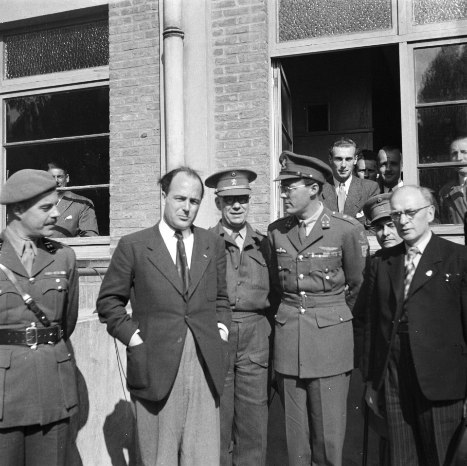Miitairen en burgers poseren, waaronder prins Bernhard en luitenant-kolonel CH, Bestanddeelnr 900-5812