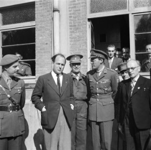 Miitairen en burgers poseren, waaronder prins Bernhard en luitenant-kolonel CH, Bestanddeelnr 900-5812
