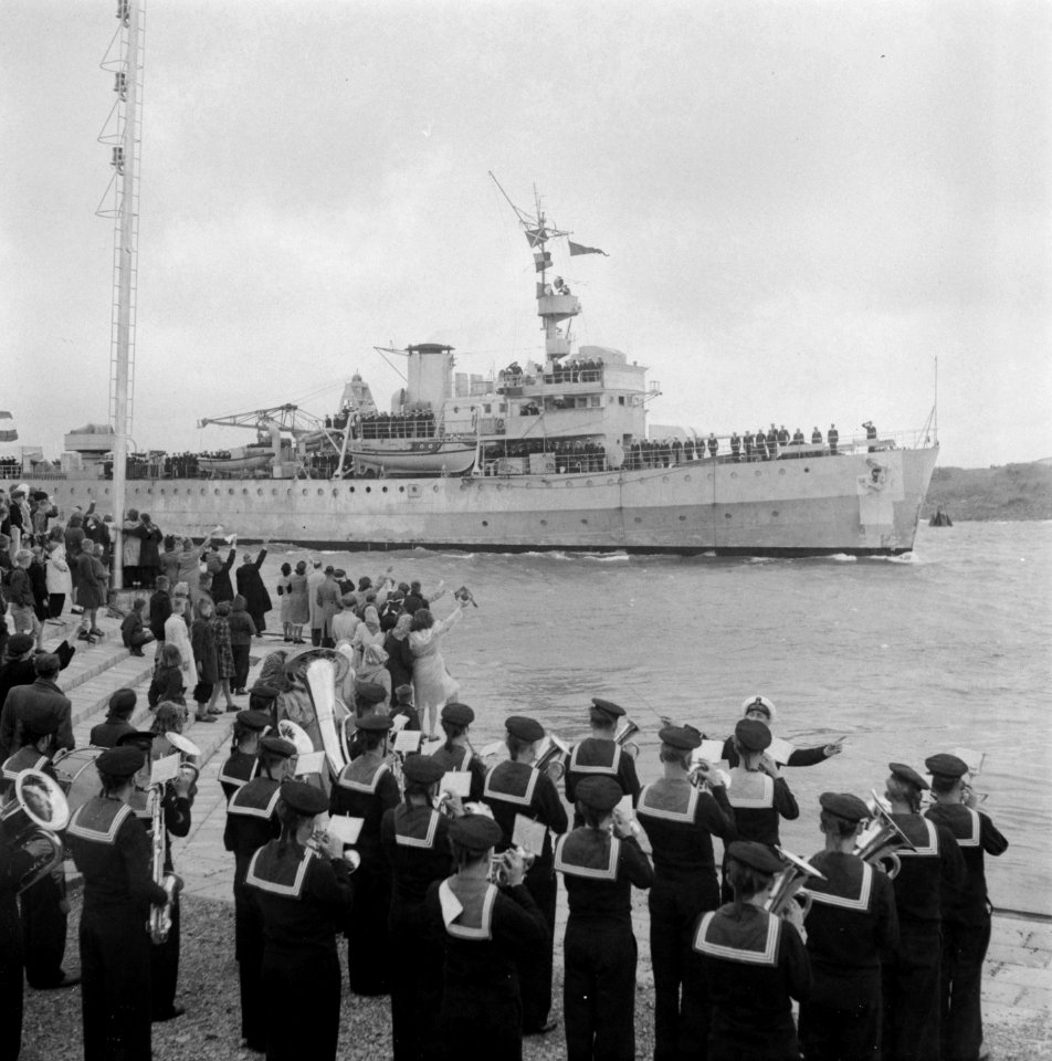 Mijnenlegger Hr. Ms. Willem van der Zaan terug in Den Helder, Bestanddeelnr 902-8253