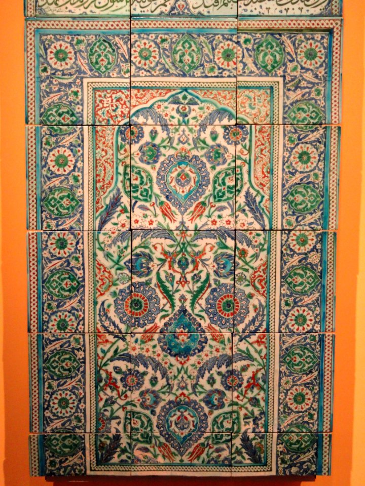 Mihrab panel, unknown artist, Ottoman Anatolian or Northern Syria, about 1604-1605, glazed ceramic tile, view 3 - Hood Museum of Art - DSC09089