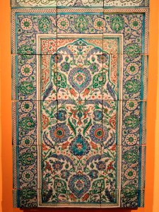 Mihrab panel, unknown artist, Ottoman Anatolian or Northern Syria, about 1604-1605, glazed ceramic tile, view 3 - Hood Museum of Art - DSC09089