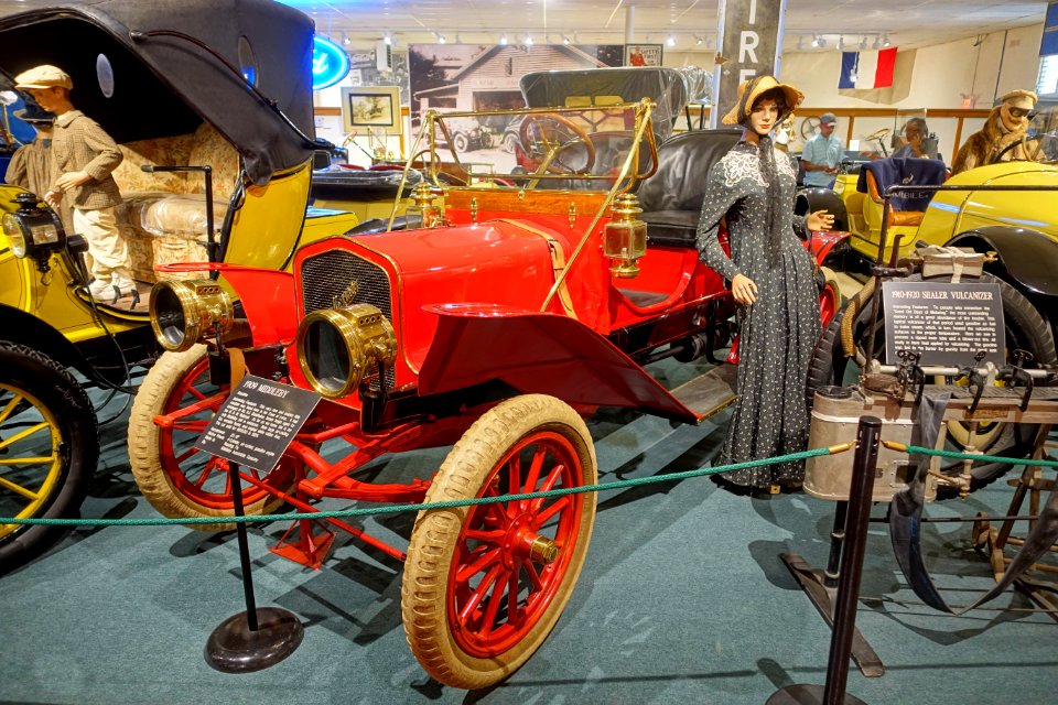 Middleby roadster, 1909, made by Middleby Automobile Co., Reading, Pennsylvania, 20 HP, 4 cylinder, gasoline enginer - Luray Caverns Car and Carriage Museum - Luray, Virginia - DSC01249