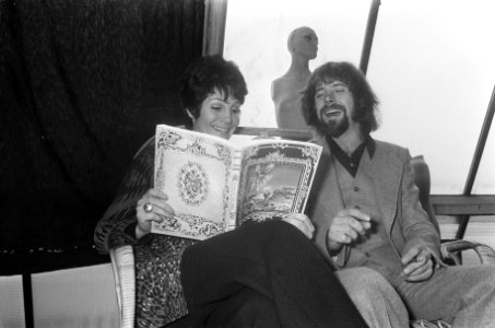 Mies Bouwman en tekenaar Arne Zuidhoek met boek Verzinsels van Vader Wapper, Bestanddeelnr 927-0143