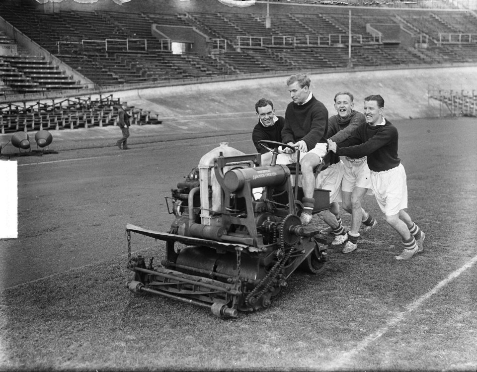 Middlesbrough in Olympisch Stadion Manmion op grasmachine, Bestanddeelnr 904-4415