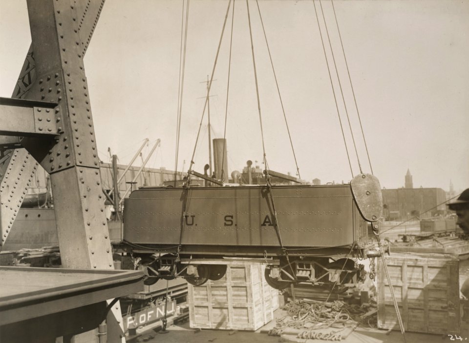 Military Administration - Transportation - Water - Miscellaneous - SHIPPING LOCOMOTIVES TO FRANCE - NARA - 45502367 (cropped)