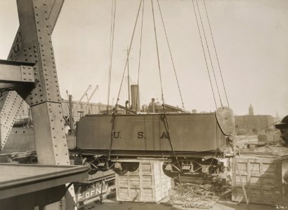 Military Administration - Transportation - Water - Miscellaneous - SHIPPING LOCOMOTIVES TO FRANCE - NARA - 45502367 (cropped)