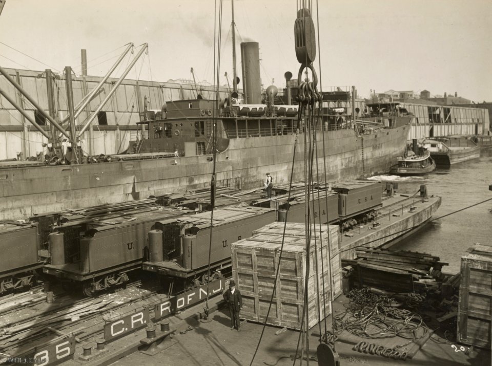 Military Administration - Transportation - Water - Miscellaneous - SHIPPING LOCOMOTIVES TO THE A.E.F - NARA - 45502347 (cropped)