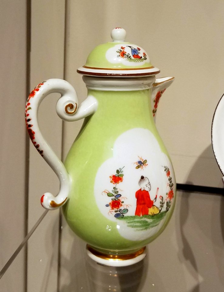 Milk jug and cover, Meissen manufactory, Germany, 1735-1740, hard-paste porcelain, polychrome enamels, gilt - Museum of Fine Arts, Boston - 20180922 150508