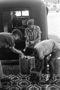 Militaire bestelauto In de laadruimte staat een bureau en een stoel KNIL serg, Bestanddeelnr 4018