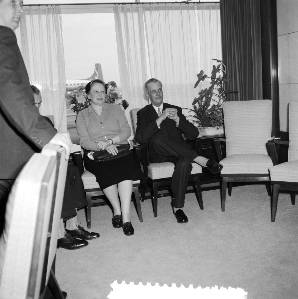 Miljoenste passagier in 1959 op Schiphol prof. Forbes ontvangst door H. Nec , me, Bestanddeelnr 910-8323
