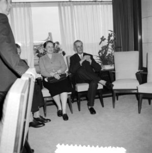 Miljoenste passagier in 1959 op Schiphol prof. Forbes ontvangst door H. Nec , me, Bestanddeelnr 910-8323 photo