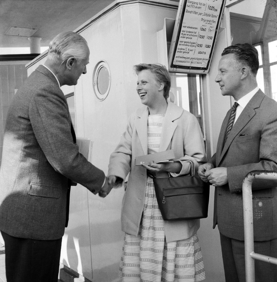 Miljoenste bezoeker op Schiphol, aanbieden cadeaus aan poort door S de Mul, Bestanddeelnr 911-4891