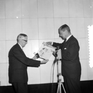 Miljoenste passagier in 1959 op Schiphol prof. Forbes ontvangst door H. Nec , me, Bestanddeelnr 910-8321
