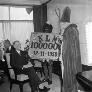 Miljoenste passagier in 1959 op Schiphol prof. Forbes ontvangst door H. Nec , me, Bestanddeelnr 910-8318