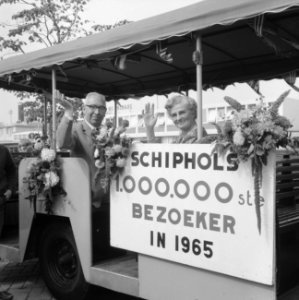 Miljoenste bezoeker Schiphol, echtpaar Goorhuis uit Huis ter Heide, Bestanddeelnr 918-0836