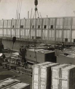 Military Administration - Transportation - Water - Miscellaneous - SHIPPING LOCOMOTIVES TO FRANCE - NARA - 45502375 (cropped)