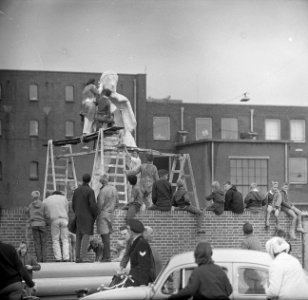 Militic legt de laatste hand aan gipsen beeld, Bestanddeelnr 915-2701