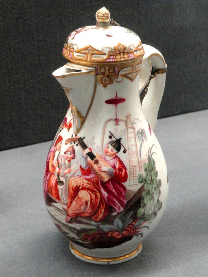 Milk jug with Chinoiserie Scenes, c. 1772, Frankenthal, hard-paste porcelain, coloured enamels, gold - Gardiner Museum, Toronto - DSC00950