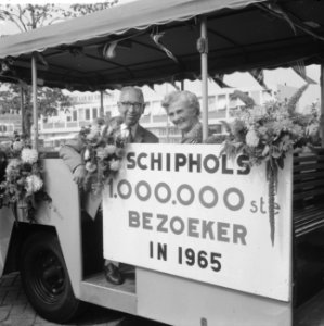 Miljoenste bezoeker Schiphol, echtpaar Goorhuis uit Huis ter Heide, Bestanddeelnr 918-0835