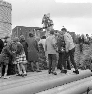 Militic legt de laatste hand aan gipsen beeld, Bestanddeelnr 915-2705