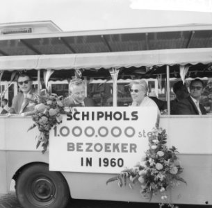 Miljoenste bezoeker op Schiphol, het echtpaar Van Leeuwen in het feesttreintje, Bestanddeelnr 911-4893