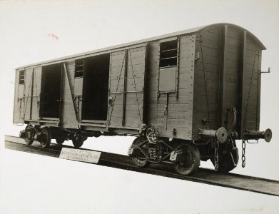 Military Administration - Transportation - Rail - Construction - BOX CAR FOR USE OF U.S. MILITARY RAILWAYS IN FRANCE - NARA - 45502237 (cropped)