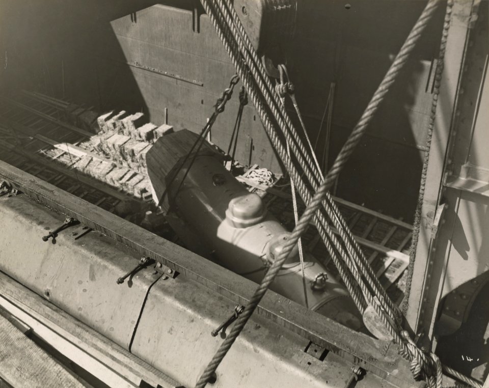 Military Administration - Transportation - Water - Miscellaneous - SHIPPING LOCOMOTIVES TO FRANCE - NARA - 45502359 (cropped)
