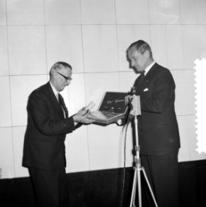 Miljoenste passagier in 1959 op Schiphol prof. Forbes ontvangst door H. Nec , me, Bestanddeelnr 910-8322