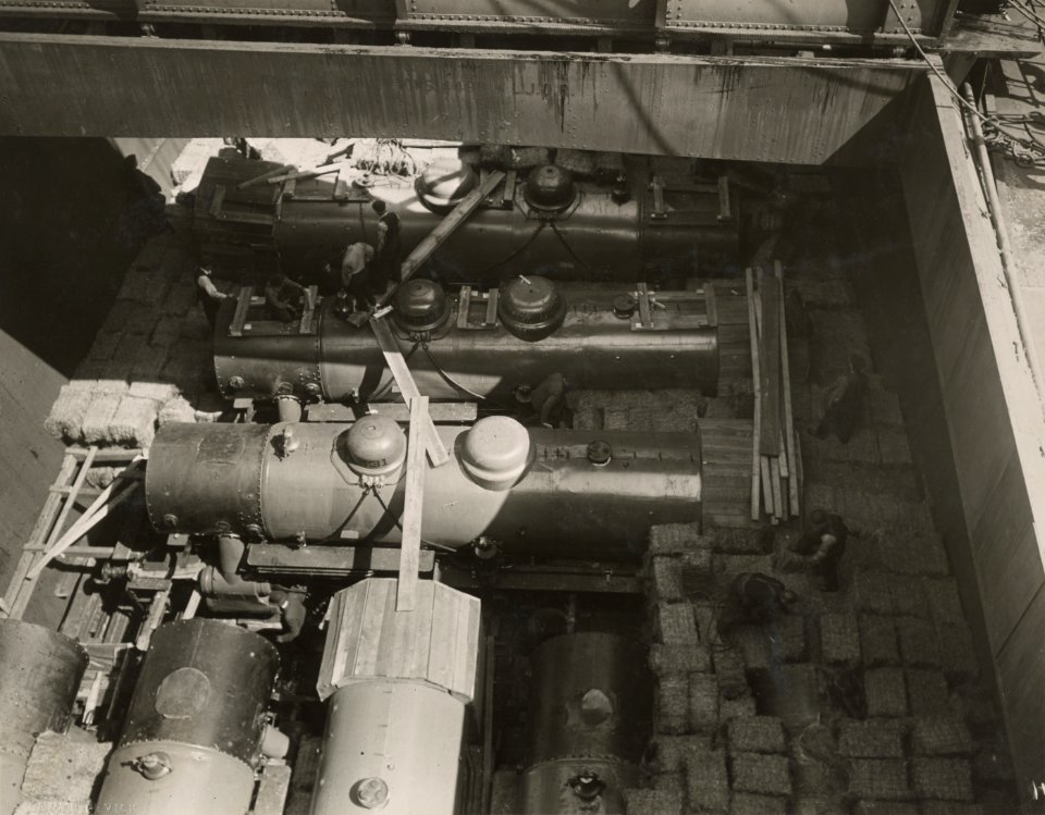 Military Administration - Transportation - Rail - Rolling Stock - LOCOMOTIVES BEING SHIPPED TO FRANCE - NARA - 45501971 (cropped)