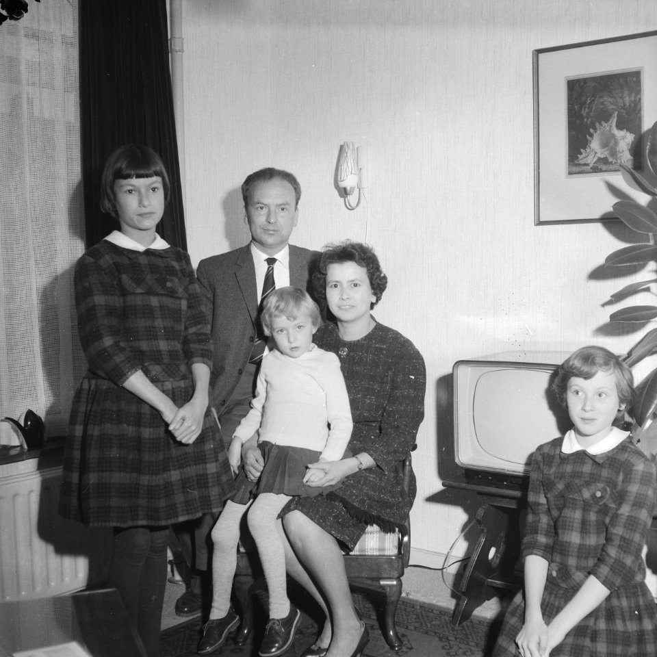 Miljoenste tv-kijker in Deventer. Het gezin Milius bij de tv, Bestanddeelnr 913-1796