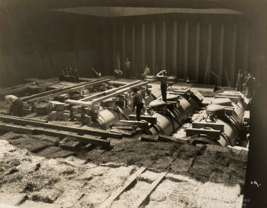 Military Administration - Transportation - Water - Docks and Piers - LOADING CONSOLIDATED LOCOMOTIVES ABOARD S.S. FELTORE, N.Y. Placing timber over locomotives to make a floor for other cargo - NARA - 45502313 (cropped)