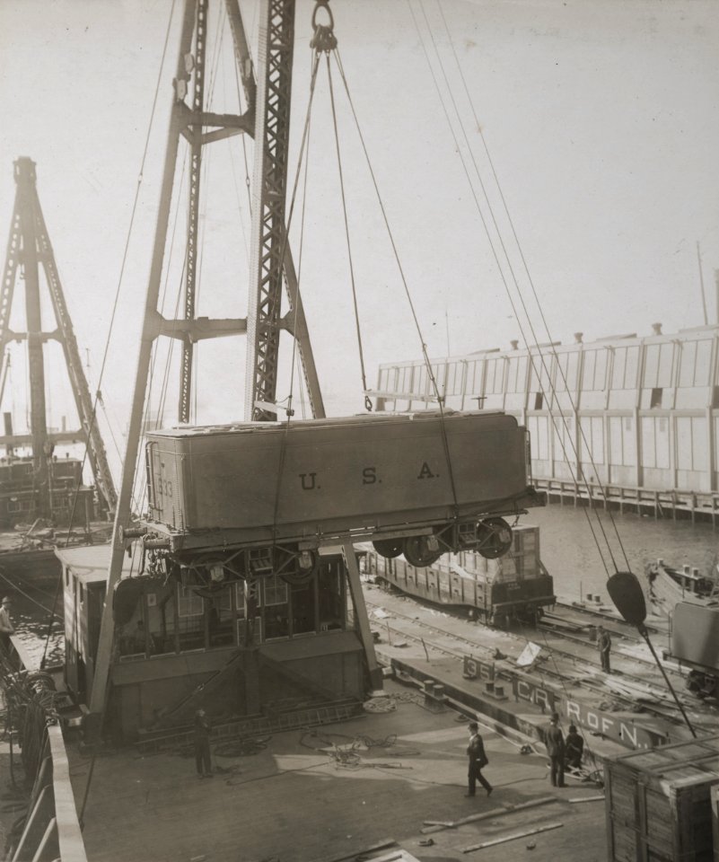 Military Administration - Transportation - Water - Miscellaneous - SHIPPING LOCOMOTIVES TO FRANCE - NARA - 45502355 (cropped)