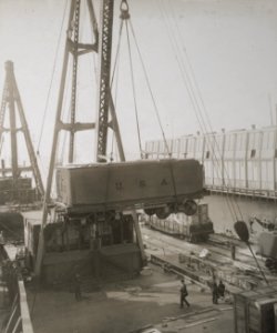 Military Administration - Transportation - Water - Miscellaneous - SHIPPING LOCOMOTIVES TO FRANCE - NARA - 45502355 (cropped)