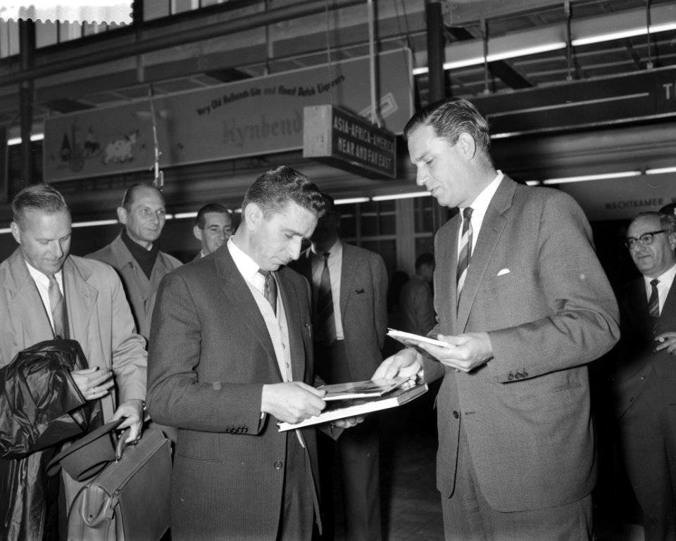 Miljoenste passagier 1959 Schiphol (Fred Charles Gevier ), Bestanddeelnr 910-7983