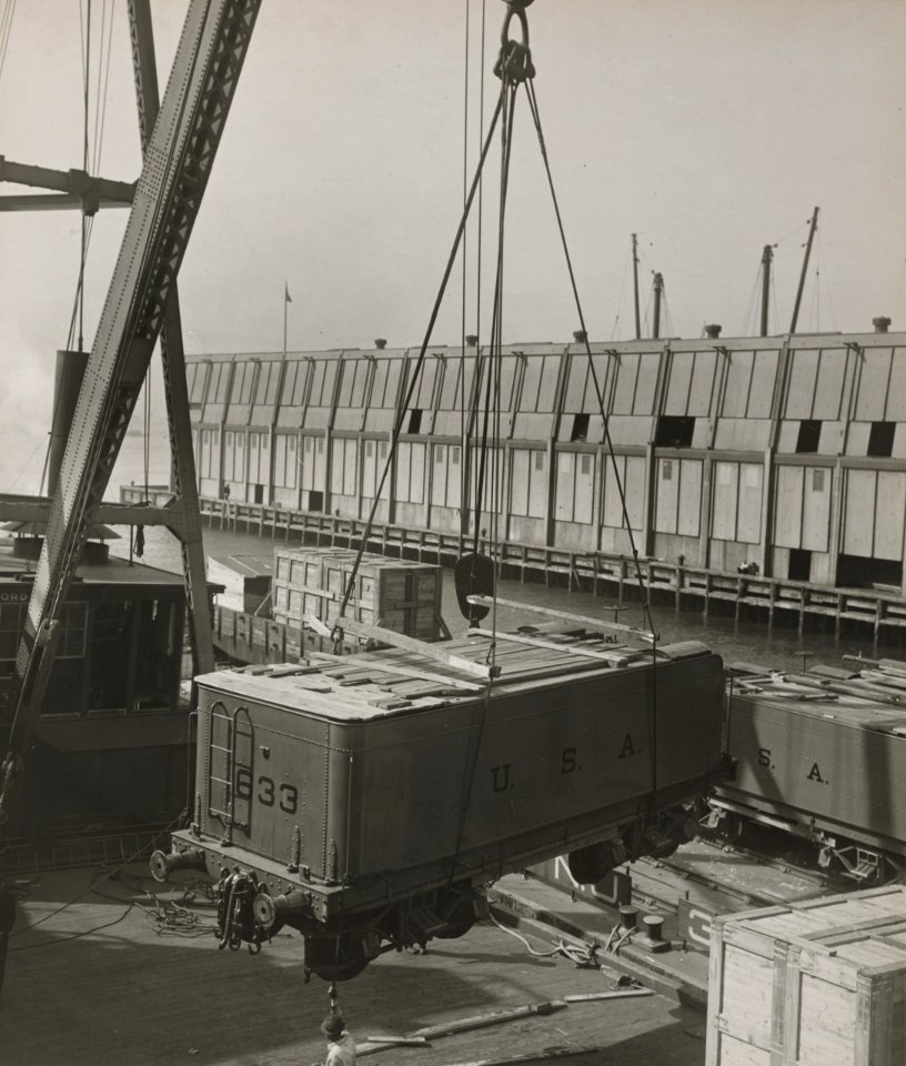 Military Administration - Transportation - Water - Miscellaneous - LOCOMOTIVES BEING SHIPPED TO FRANCE - NARA - 45502371 (cropped)