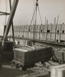 Military Administration - Transportation - Water - Miscellaneous - LOCOMOTIVES BEING SHIPPED TO FRANCE - NARA - 45502371 (cropped)