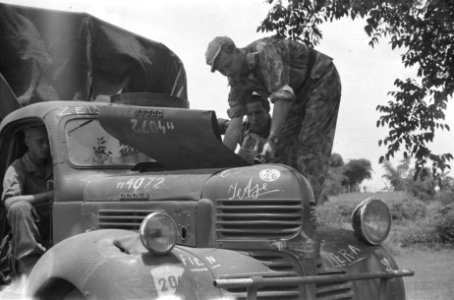 Militiair vult met jerrycan benzinetank van een vrachtwagen, Bestanddeelnr 408-1-3