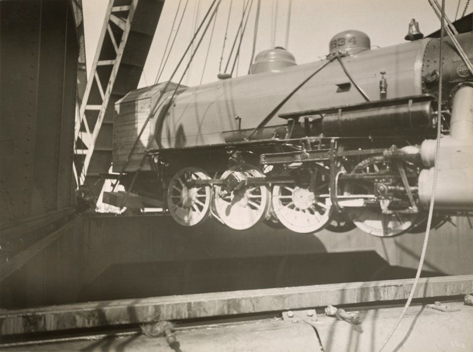 Military Administration - Transportation - Water - Miscellaneous - SHIPPING LOCOMOTIVES TO FRANCE - NARA - 45502365 (cropped)