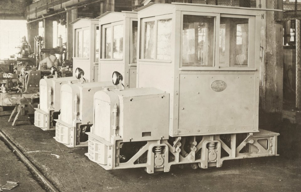 Military Administration - Transportation - Rail - MANUFACTURING ENGINES FOR WAR USE. Some of the types manufactured by Geo. D. Whitcomb Co., Rochelle, Ill - NARA - 45501810 (cropped)