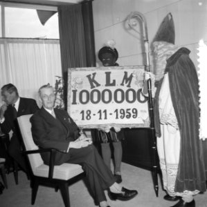Miljoenste passagier in 1959 op Schiphol prof. Forbes ontvangst door H. Nec , me, Bestanddeelnr 910-8319