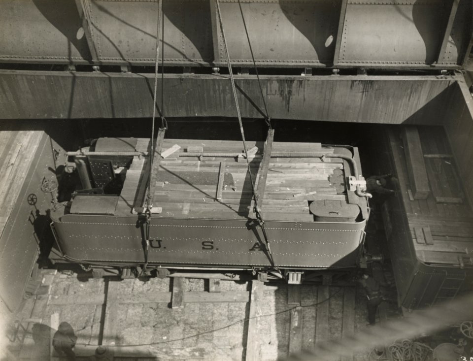 Military Administration - Transportation - Water - Miscellaneous - SHIPPING LOCOMOTIVES TO FRANCE - NARA - 45502363 (cropped)