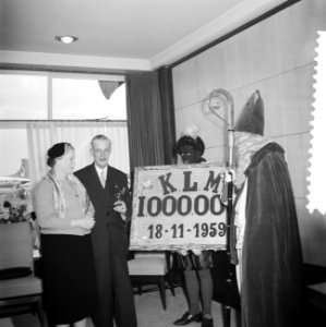 Miljoenste passagier in 1959 op Schiphol prof. Forbes ontvangst door H. Nec , me, Bestanddeelnr 910-8320