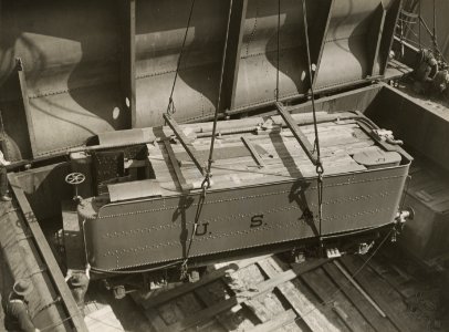 Military Administration - Transportation - Water - Miscellaneous - LOCOMOTIVES BEING SHIPPED TO FRANCE - NARA - 45502369 (cropped)
