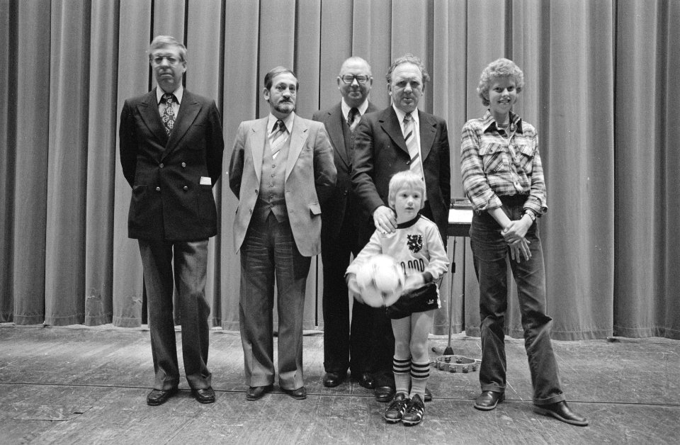 Miljoenste lid voor KNVB ( Den Haag ) v.l.n.r. Hogewonin Segerius, Meuleman,Van, Bestanddeelnr 934-6635