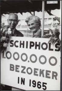 Miljoenste bezoeker van Schiphol in 1965. De familie Goorhuis uit Huis ter Heide, Bestanddeelnr 059-0570