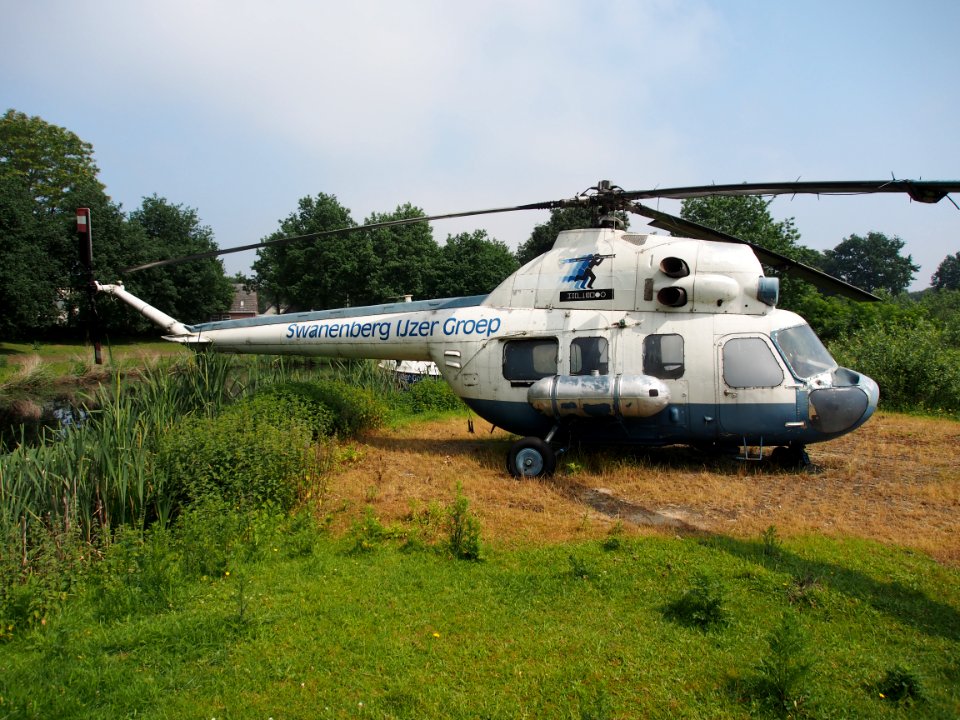 Mil Mi2 met reclame van Swanenberg IJzer Groep pic5