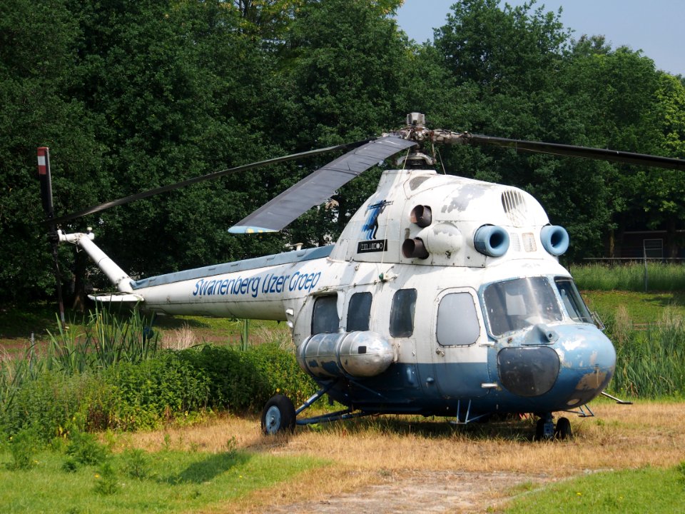 Mil Mi2 met reclame van Swanenberg IJzer Groep pic2