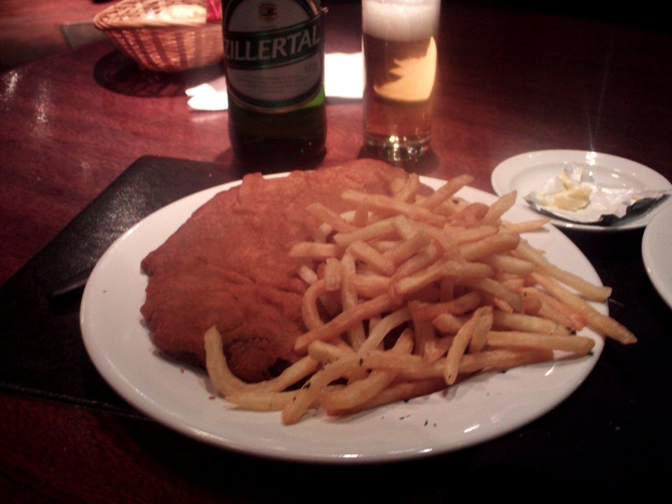 Milanesa and papas fritas