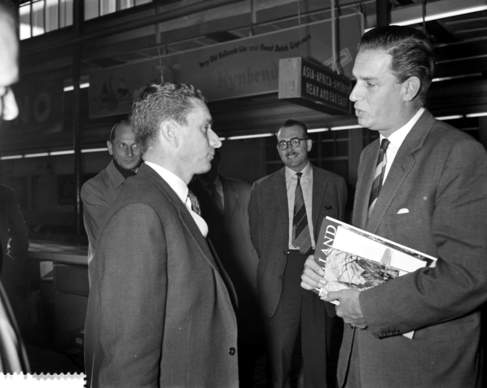 Miljoenste passagier 1959 Schiphol (Fred Charles Gevier ), Bestanddeelnr 910-7981