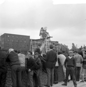 Militic legt de laatste hand aan gipsen beeld, Bestanddeelnr 915-2706
